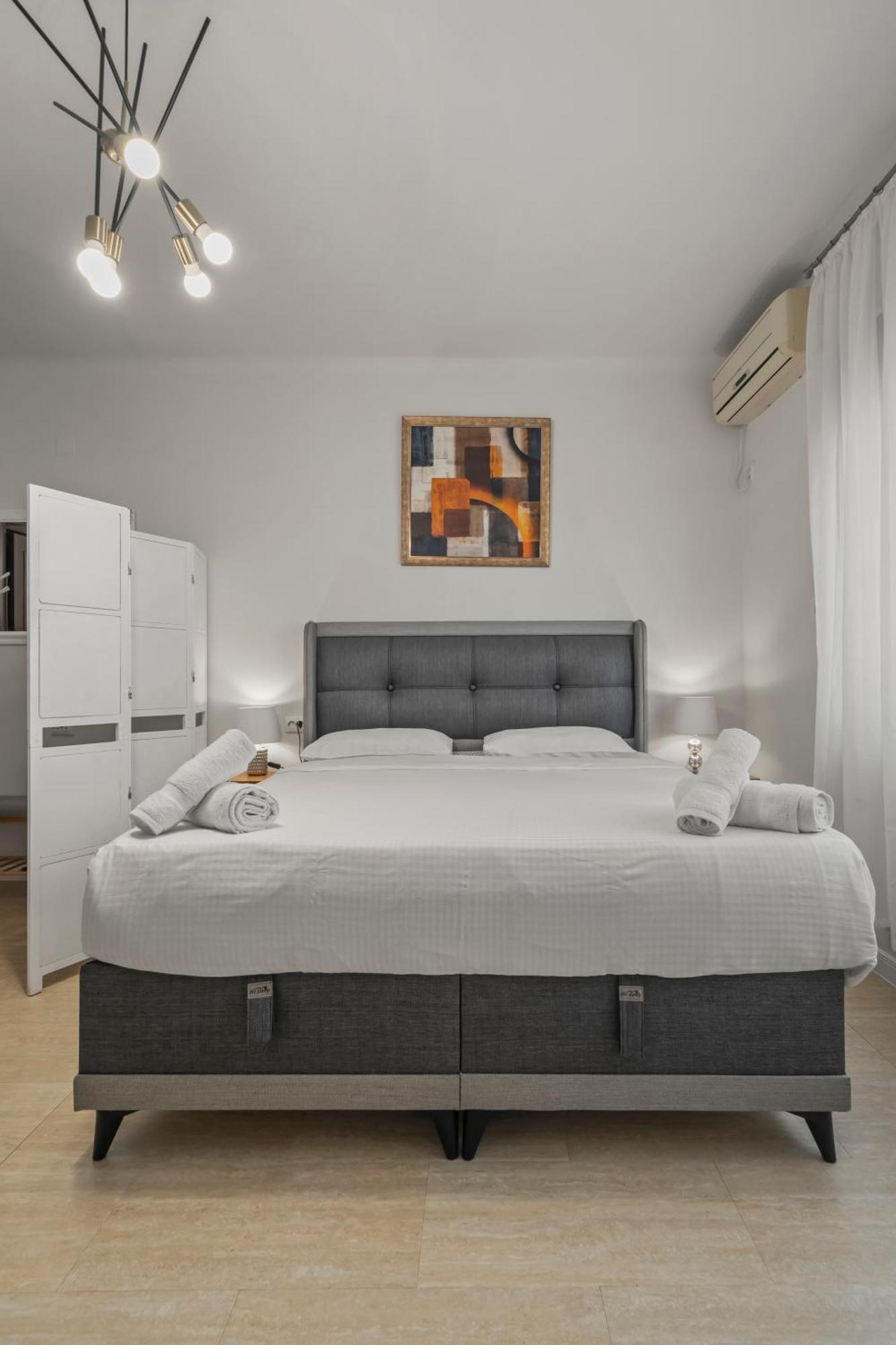Upscale Studio, Walking Distance From The Old Town Bukarest Kültér fotó